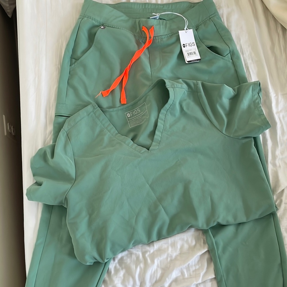 Figs - jade casma top and matching Zamora joggers - mint condition
